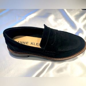 Women’s Ann Klein Black Suede Loafer.  Size 6.  Gently Used